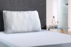 Kühlendes Multifunktionskissen COOL In Weiß -Günstiges Wohn Textil Geschäft gmd living kuhlendes multifunktionskissen cool in weiss 2